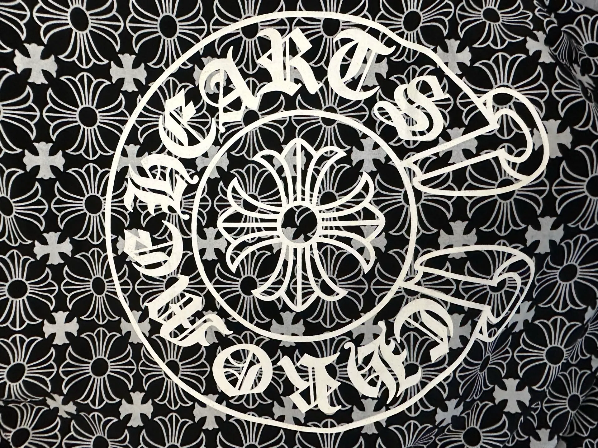 P310 Style No.: TT74 𝐂𝐇𝐑𝐎𝐌𝐄 𝐇𝐄𝐀𝐑𝐓𝐒/Cro Heart Hooded 23FW new all-over printed Sanskrit opening and closing sweater. Full dark pattern printing as the backing to show a sense of mystery. Sanskrit embroidery on the front chest. Metal zipper closure. Classic Sanskrit printing design on both arms. Classic big horseshoe print on the back, overall high-end and versatile, same style for men and women Size: S-XL